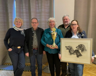 Hundeführerin Monika Brenner nimmt für Bonny auf der Delegiertenversammlung 2025 den Wanderpokal des LV Westfalen entgegen. Hundeführerin Monika Brenner nimmt für Bonny auf der Delegiertenversammlung 2025 den Wanderpokal des LV Westfalen entgegen.
